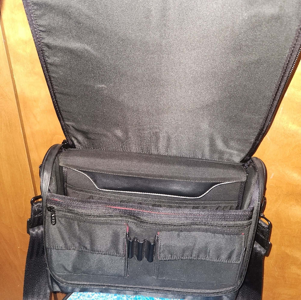 LAT_560 LAPTOP MESSENGER CASE LARGE (15") - Picture 7 of 10